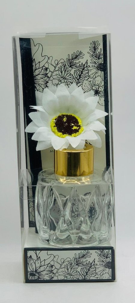 عطر زجاجي مع زهور مجففة وعيدان